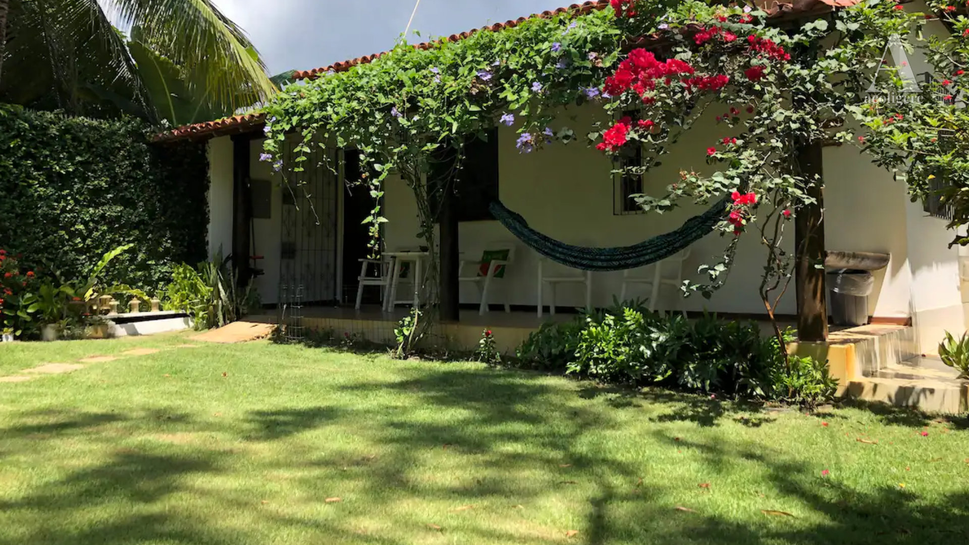 Casinha do sítio The Ponderosa, em Monte Gordo, em frente a praia de Guarajuba. Quarto e sala mobiliado e equipado